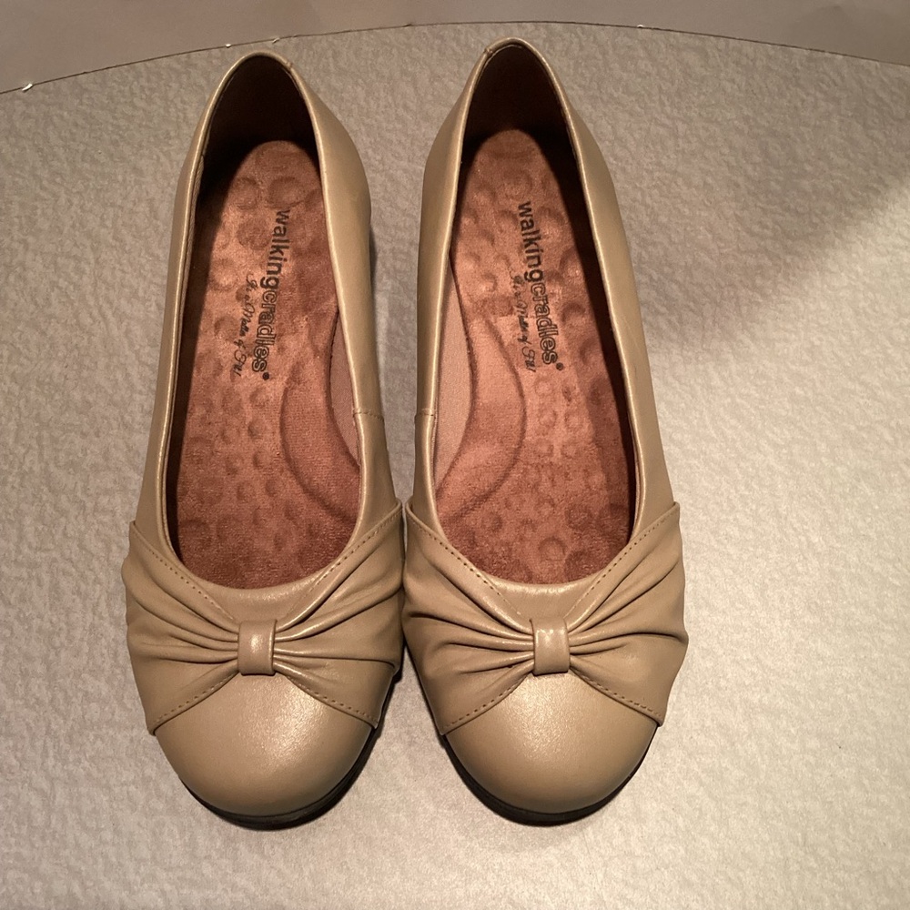 Walking Cradles 7.5WW Leather Beige flat slip on shoe, rubber sole, built in arc